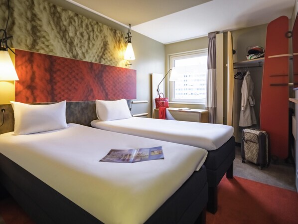 Twin kamer, 2 eenpersoonsbedden (New Sleep Easy Concept) | Een kluis op de kamer, een bureau, een laptopwerkplek, gratis wifi