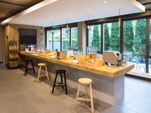Lunch and dinner served, Regional cuisine