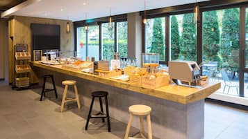 Déjeuner et dßner servis sur place, spécialités Cuisine régionale