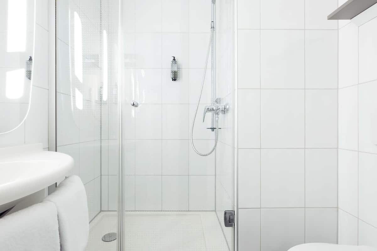 Una cassaforte in camera, una scrivania, postazione laptop