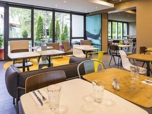 Der serveres frokost, aftensmad og regionale retter