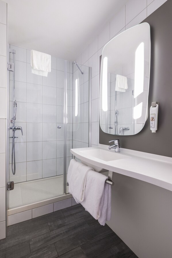 Shower, eco-friendly toiletries, hair dryer, towels - ibis Zurich Messe-Airport (Zürich)