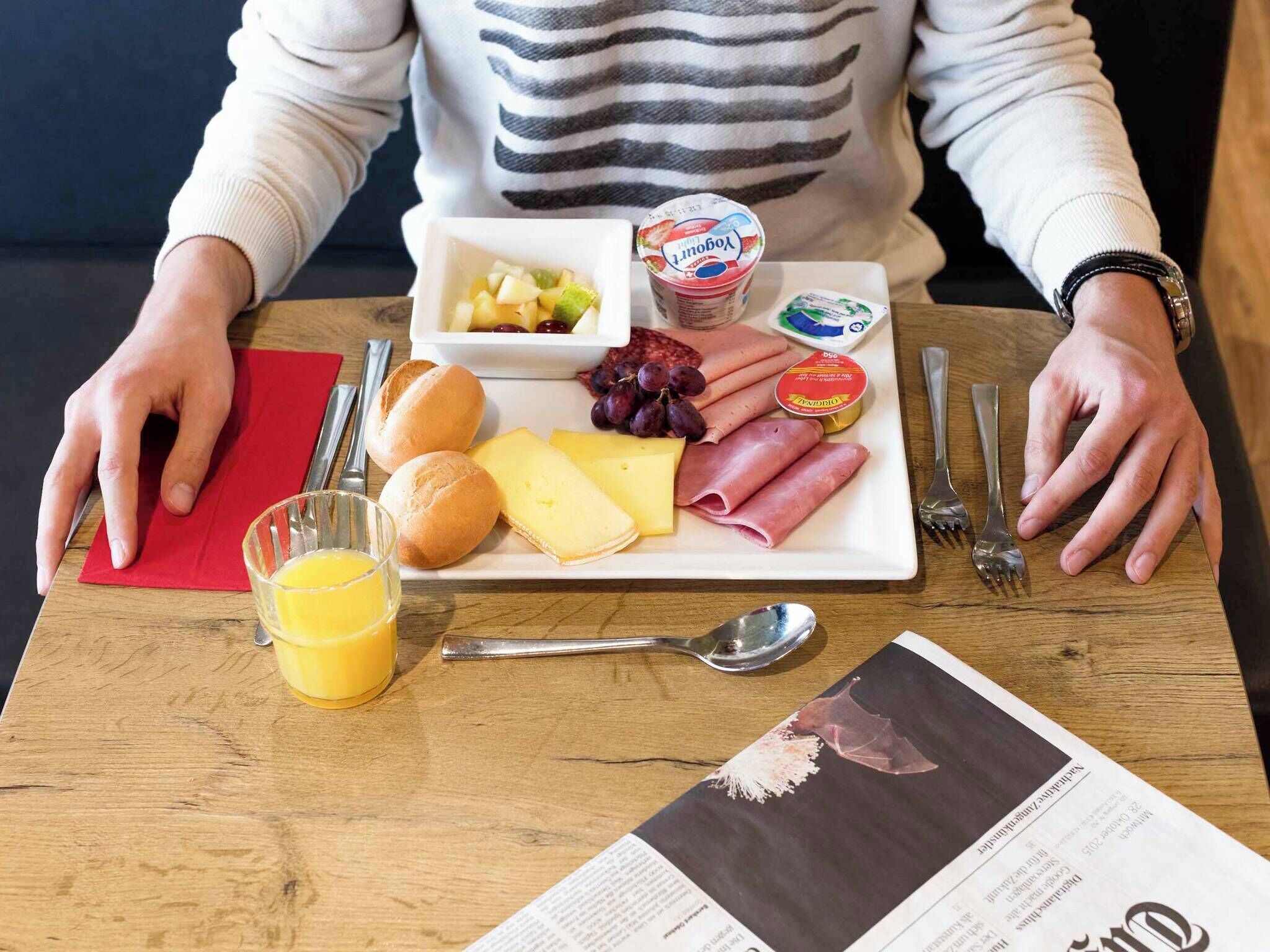 Desayuno buffet todos los días (CHF 21.00 por persona) 