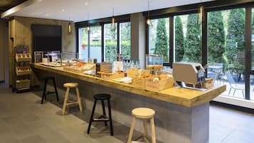 Déjeuner et dîner servis sur place