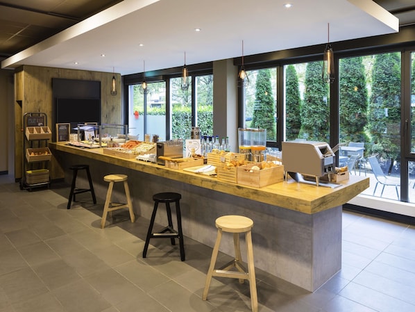 Déjeuner et dîner servis sur place