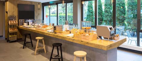 Aperto a pranzo e cena, cucina regionale