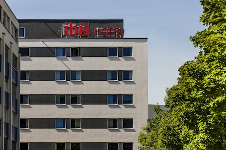 Facciata della struttura. ibis Zurich Messe-Airport