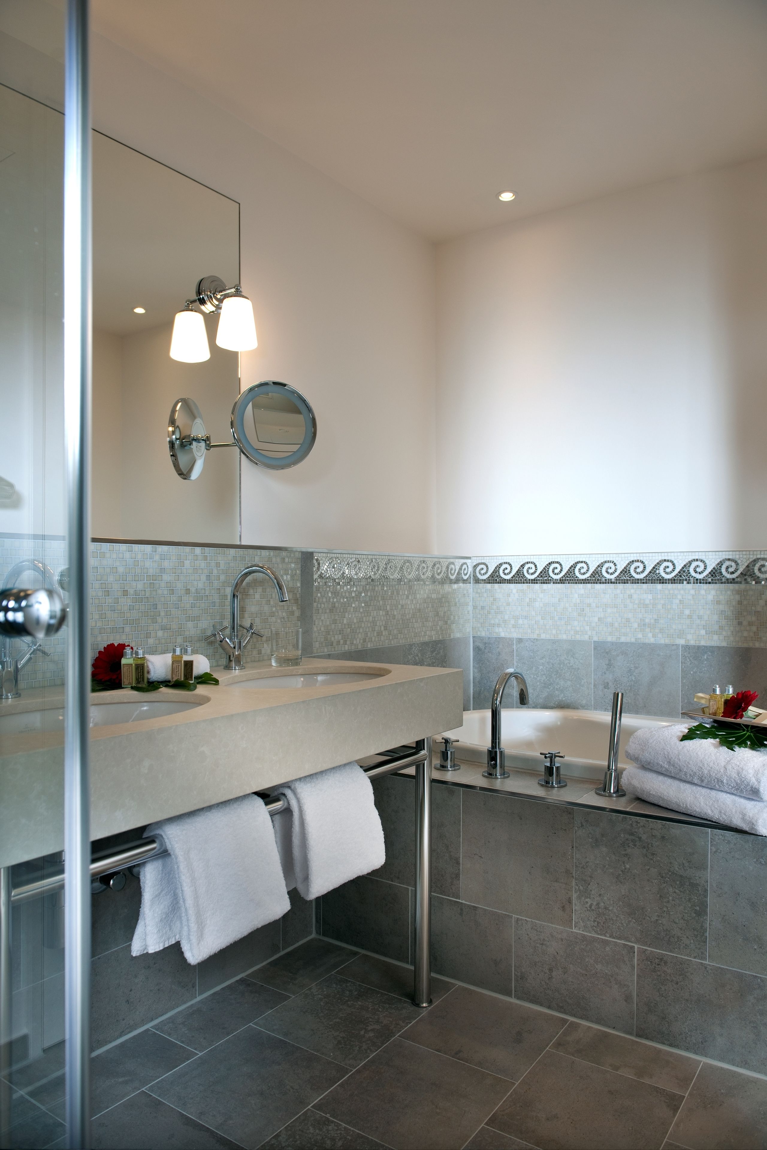 suite (toscana) | bathroom | combined shower/bathtub, free toiletries, hair dryer, towels