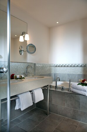 Suite (Toscana) | Bathroom | Combined shower/tub, free toiletries, hair dryer, towels