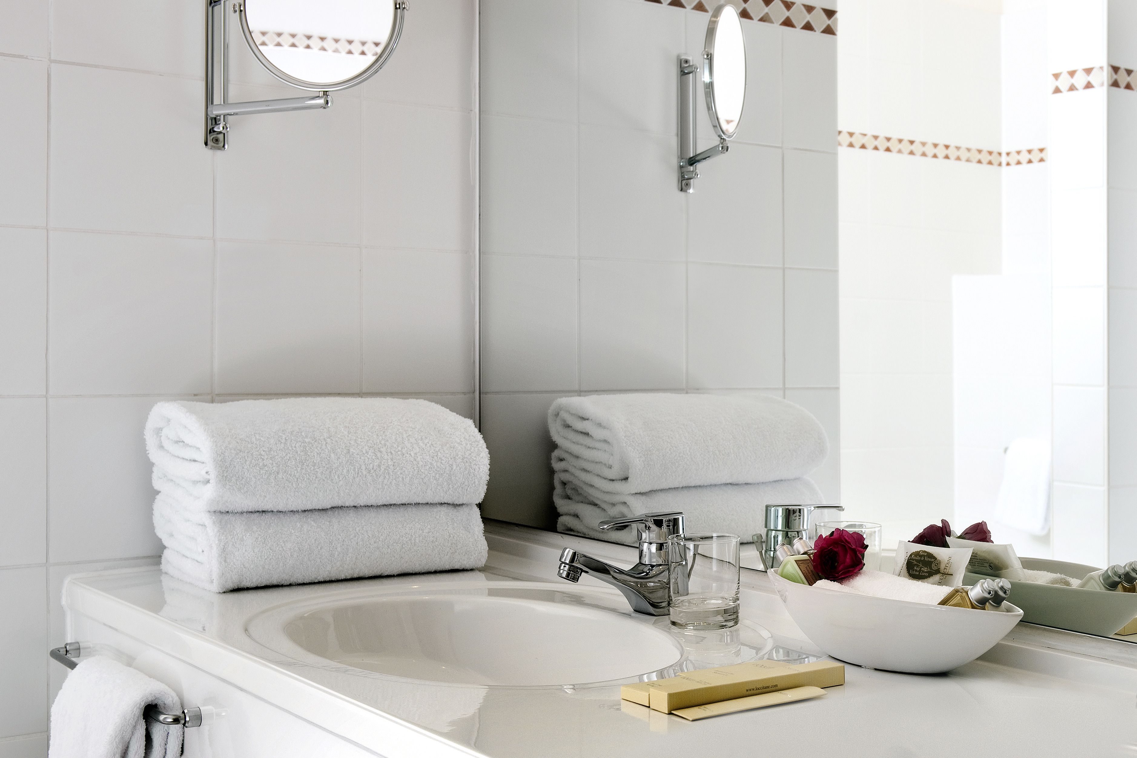 combined shower/bathtub, free toiletries, hair dryer, towels