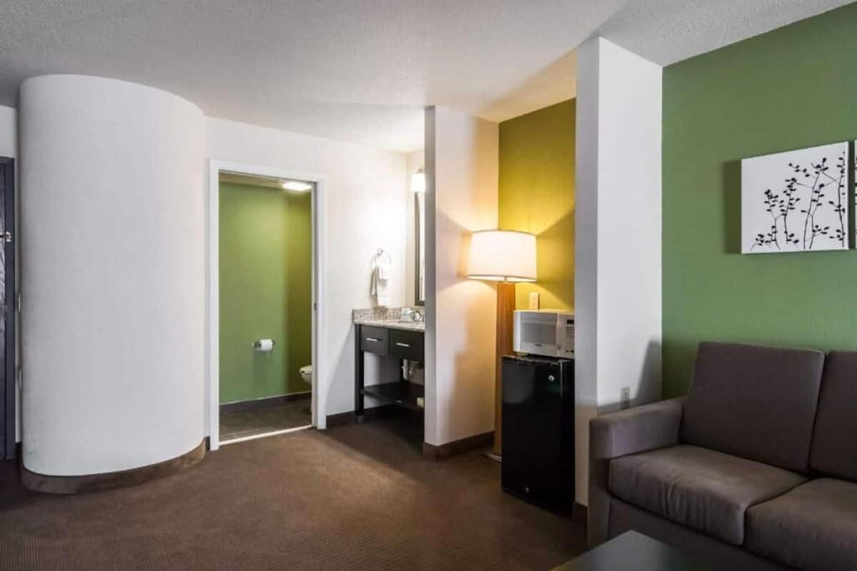 Living area | 32-inch flat-screen TV with cable channels, TV