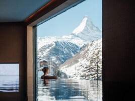 Una piscina techada, una piscina al aire libre