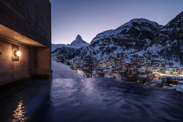 Kolam renang indoor dan kolam renang outdoor