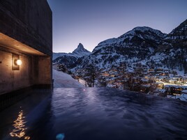 Una piscina techada, una piscina al aire libre