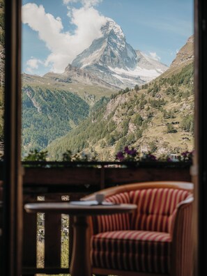 雙人房 (Charme with Matterhorn view) | 高級寢具、舒適加層、迷你吧、客房內保險箱