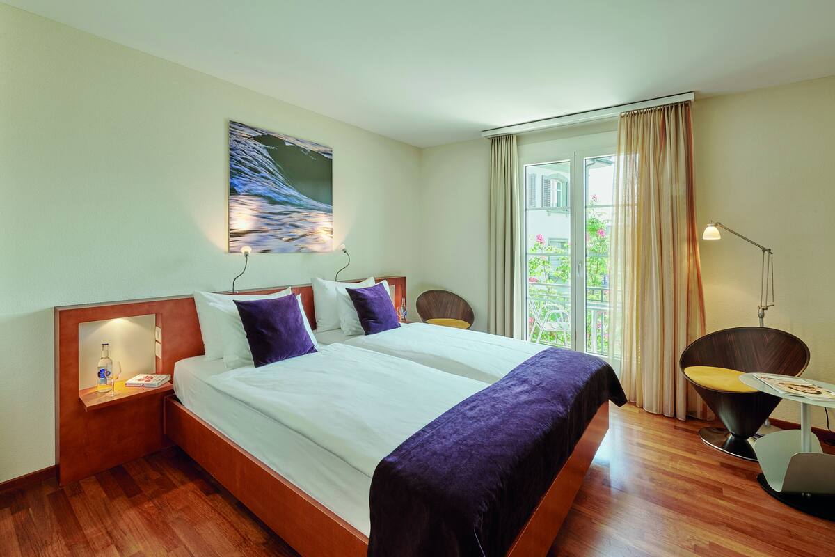 Hypo-allergenic bedding, minibar, in-room safe, desk