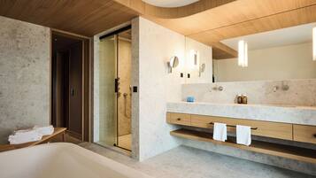 Suíte | Banheiro | Banheira de imersão, produtos de toalete grátis, secador de cabelo