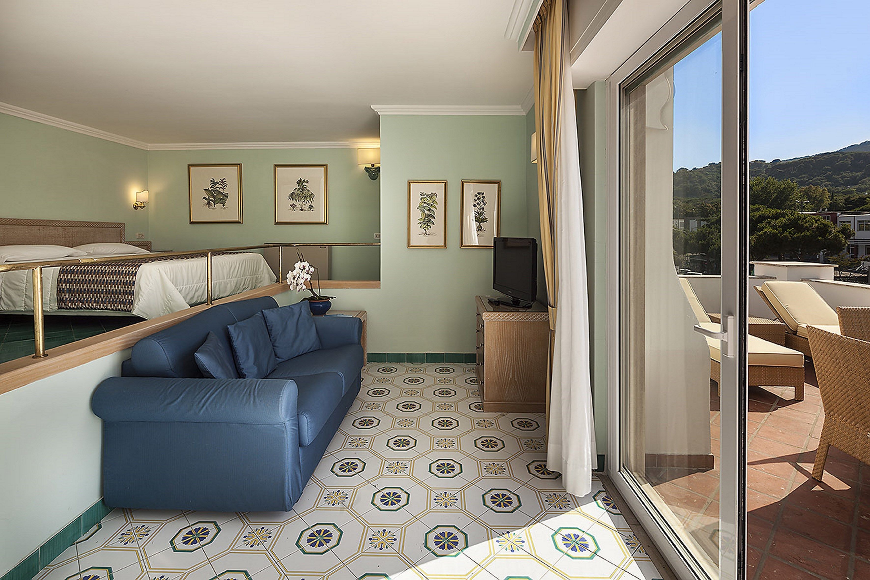 junior suite (3 people) | minibar, in-room safe, desk, free wifi