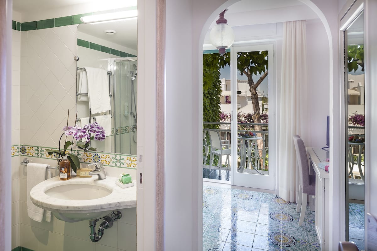 Superior Double Room Single Use | Bathroom | Bathtub, hair dryer, slippers, bidet