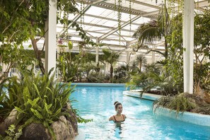 2 piscines couvertes, piscine extérieure (ouverte en saison)