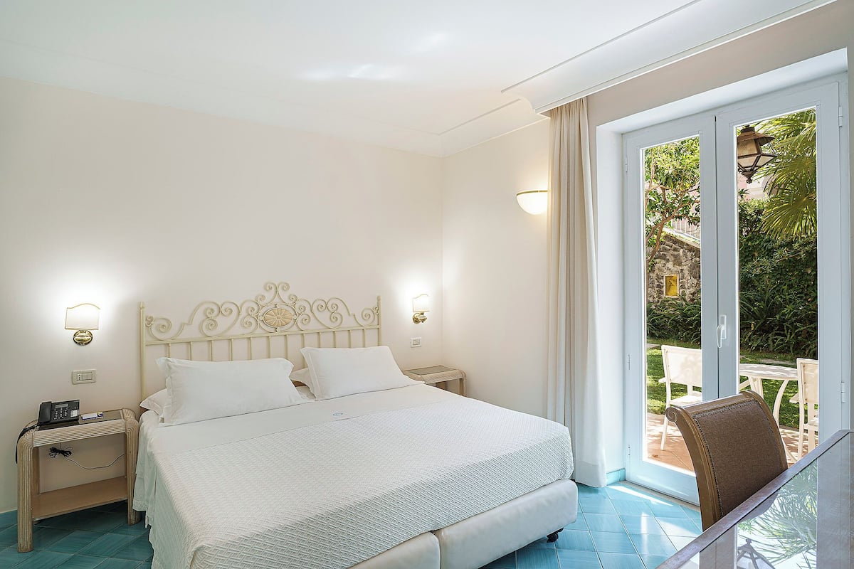 Classic Double Room | Minibar, in-room safe, desk, free WiFi