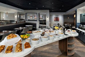 Daily full breakfast (GBP 20.00 per person) - Edinburgh Marriott Hotel Holyrood (Edinburgh)