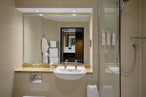 A modern bathroom with a large sink, mirror, and shower. - Edinburgh Marriott Hotel Holyrood (Edinburgh)