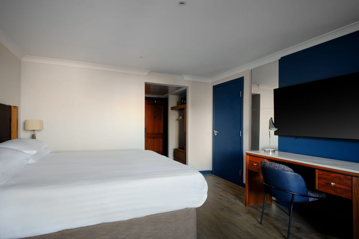 Ropa de cama hipoalergénica y caja de seguridad en la habitación