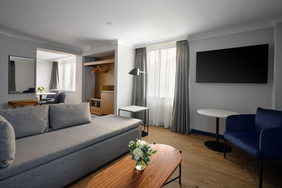 Suite junior, 1 habitación, para no fumadores | Ropa de cama hipoalergénica y caja de seguridad en la habitación