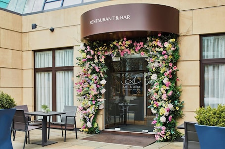 Se sirven desayunos, almuerzos y cenas; cocina local e internacional