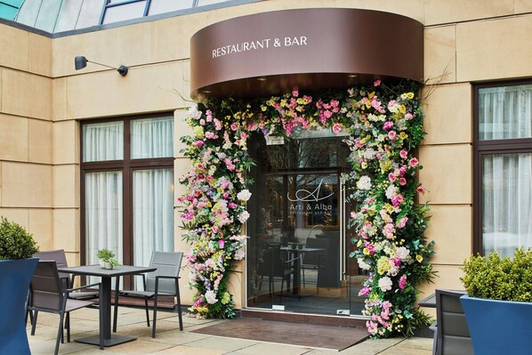 Breakfast, lunch, dinner served; local and international cuisine - Edinburgh Marriott Hotel Holyrood (Edinburgh)