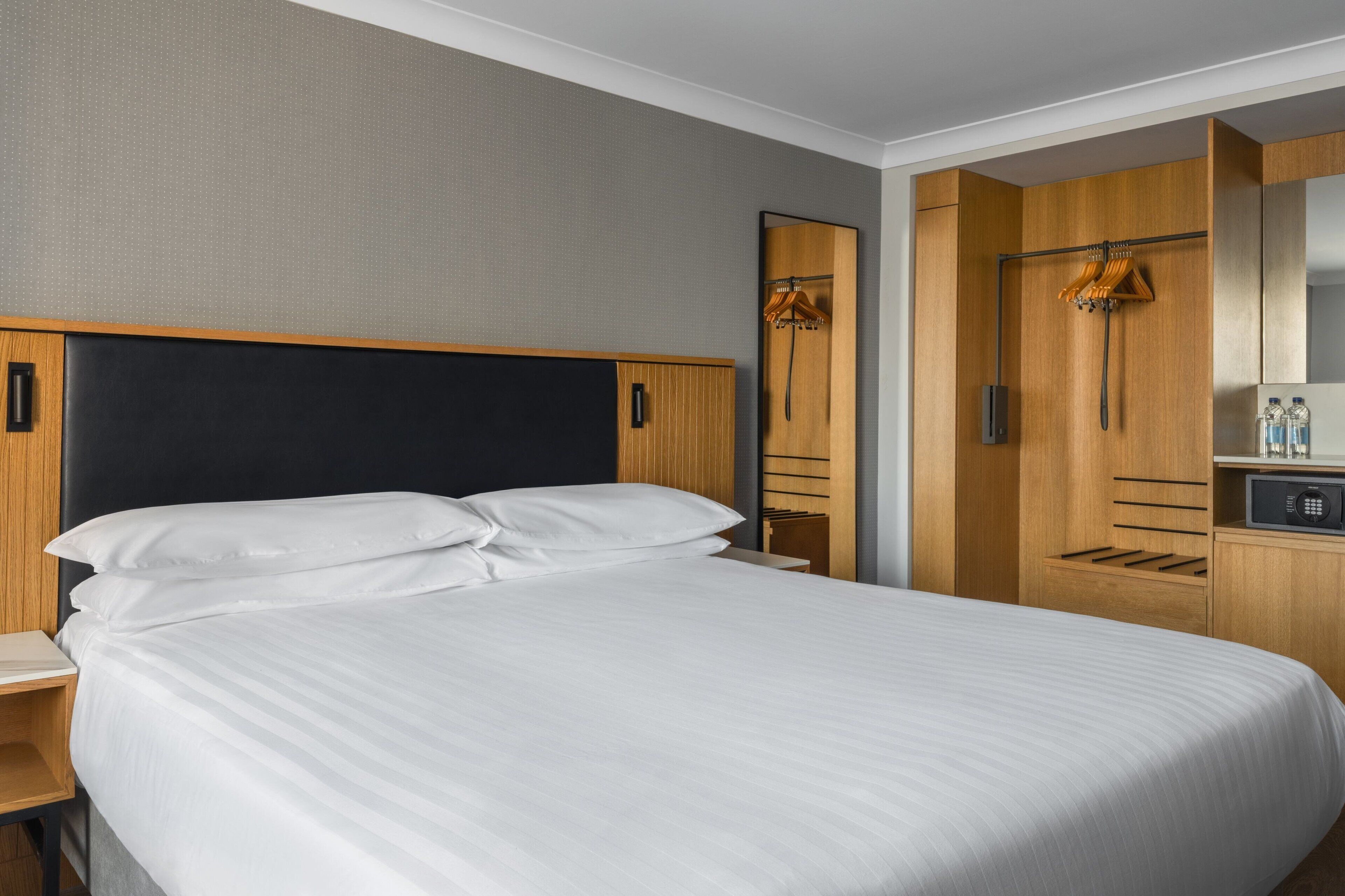 Habitación Deluxe, 1 cama King size | Ropa de cama hipoalergénica y caja de seguridad en la habitación 