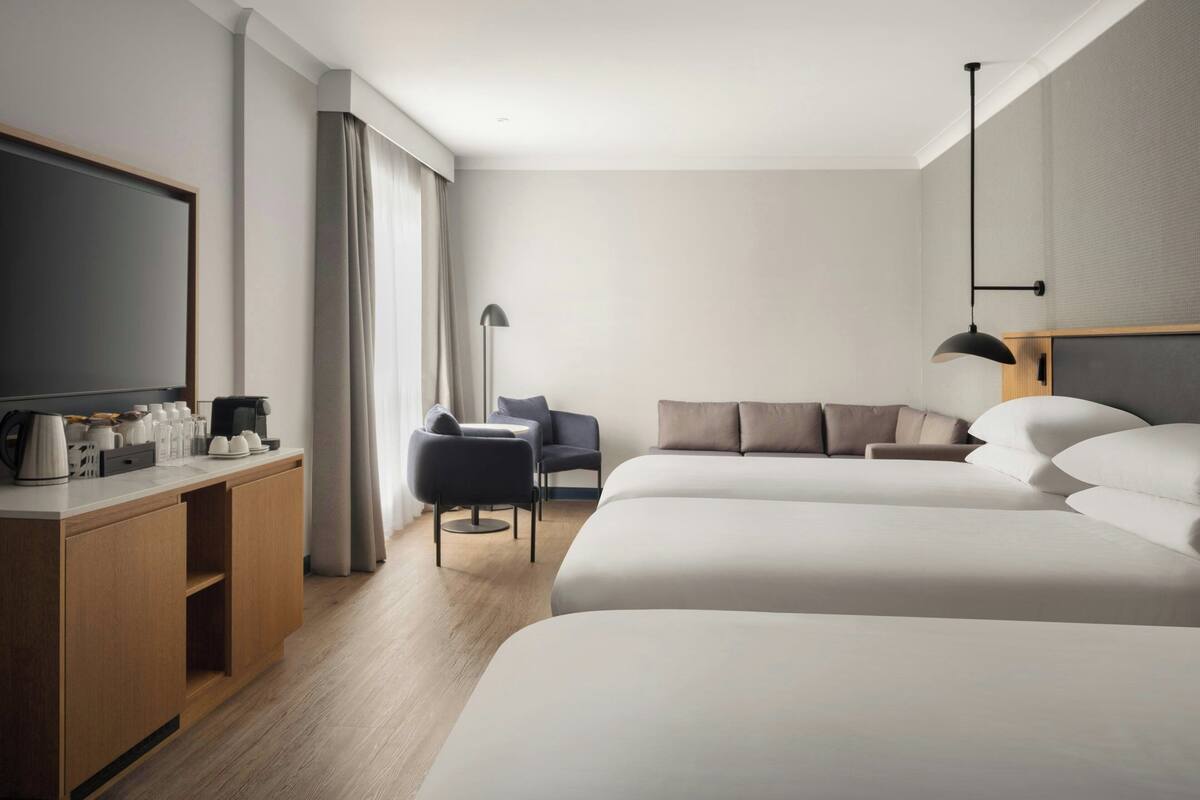 Habitación familiar (1 Queen and 2 Single beds) | Ropa de cama hipoalergénica y caja de seguridad en la habitación