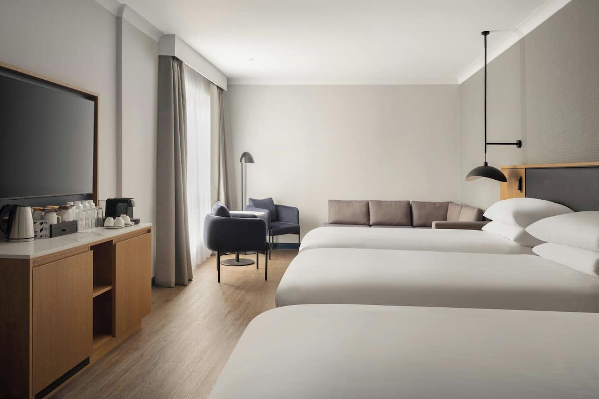 Habitación familiar (1 Queen and 2 Single beds) | Ropa de cama hipoalergénica y caja de seguridad en la habitación