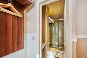 Zweibettzimmer | Badezimmer | Dusche, Haartrockner, Handtücher