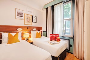 Chambre avec lits jumeaux | Surmatelas, fer et planche à repasser, Wi-Fi gratuit