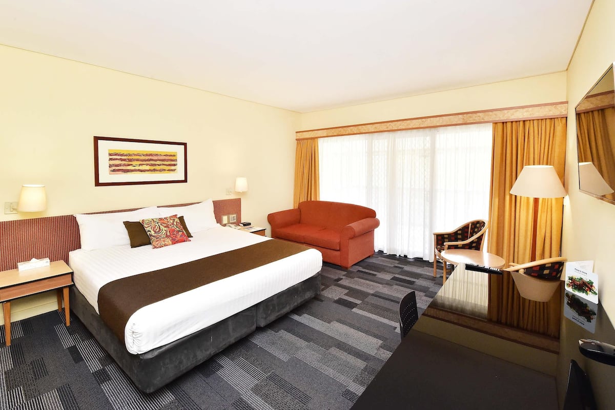 Deluxe Room, 1 King Bed, Balcony, Garden View