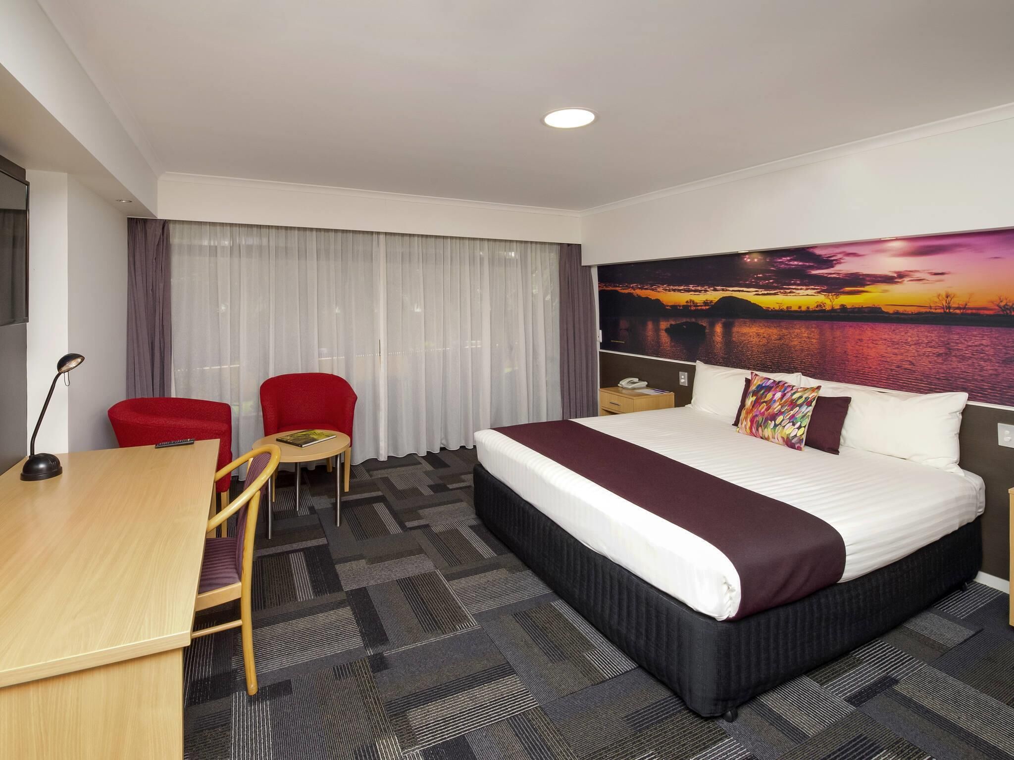 Superior Room, 1 King Bed | Minibar, in-room safe, desk, iron/ironing board
