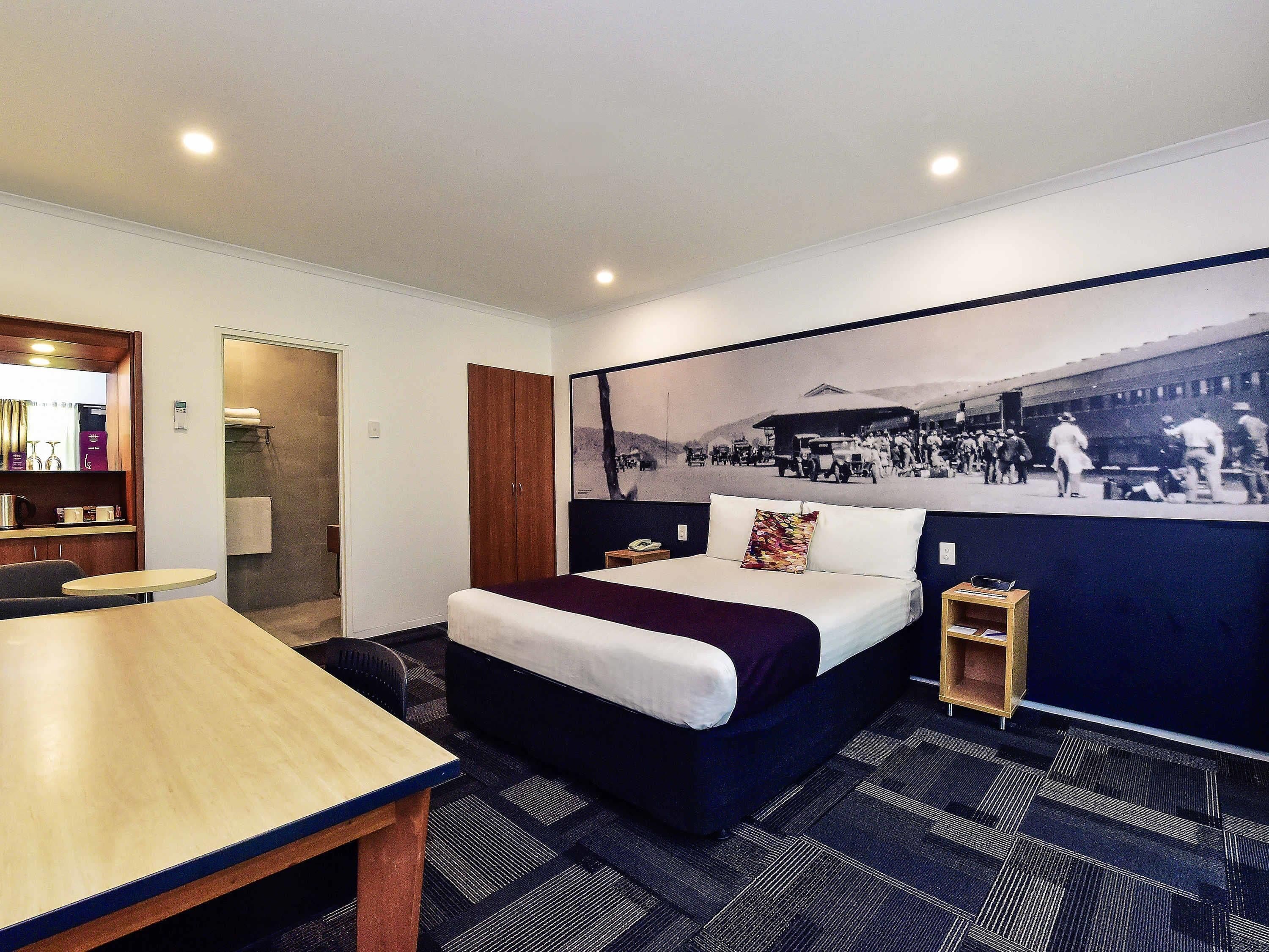 Standard Room, 1 Queen Bed | Minibar, in-room safe, desk, iron/ironing board