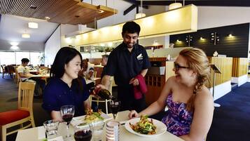 Der serveres morgenmad, frokost og aftensmad med udsigt til poolen