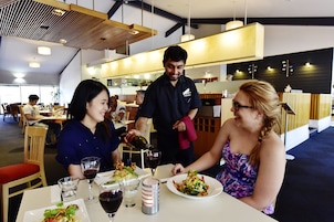 Se sirven desayunos, almuerzos y cenas; junto a la piscina