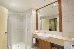 Articles de toilette écologiques, sèche-cheveux, serviettes fournies