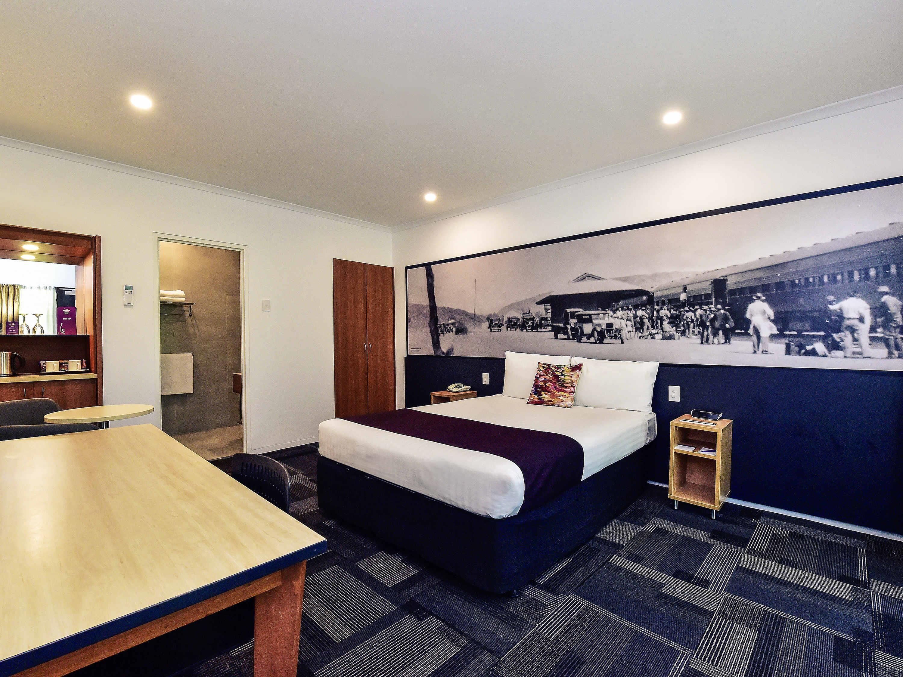 Standard Room, 1 Queen Bed | Minibar, in-room safe, desk, iron/ironing board