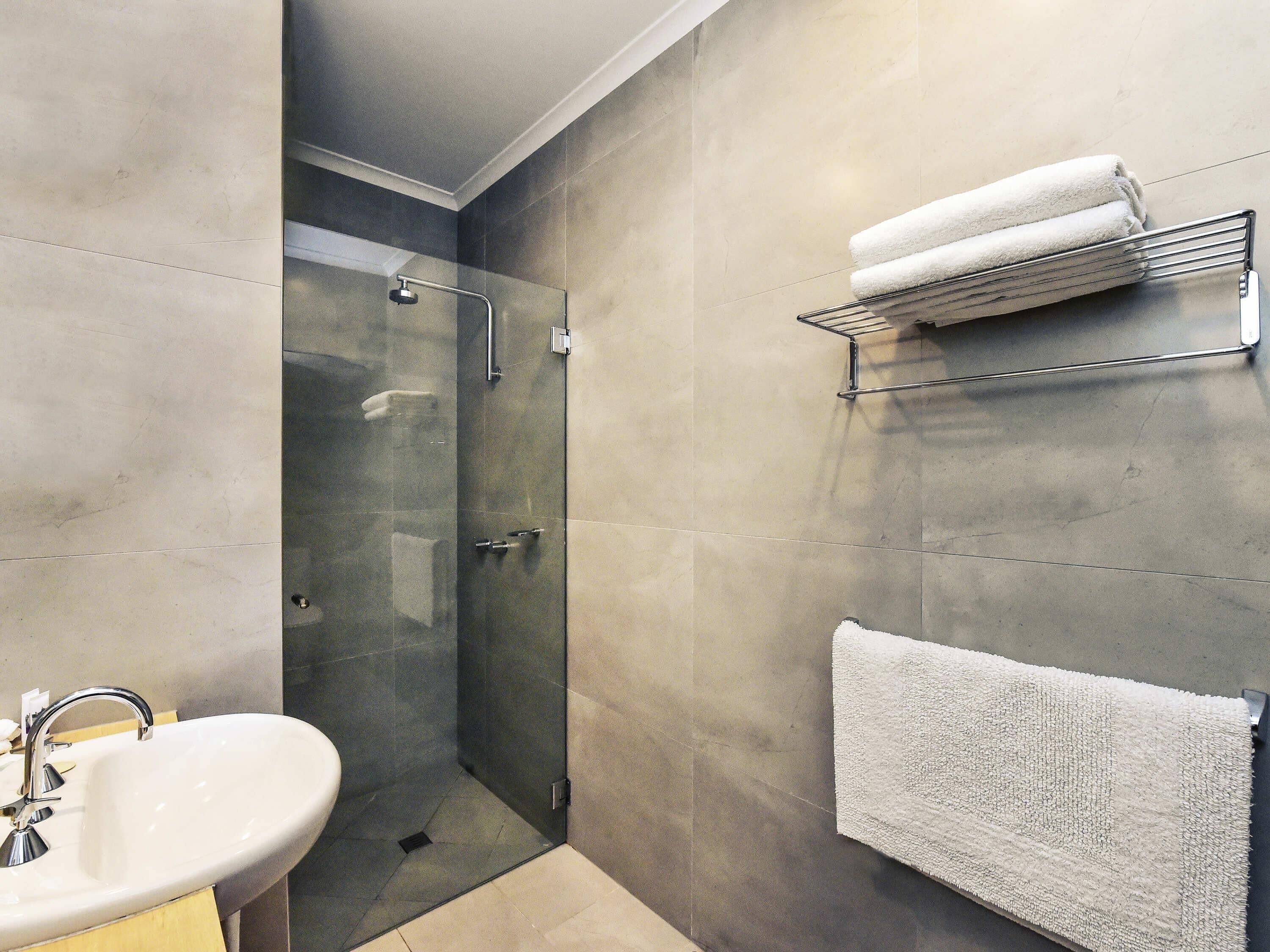 Minibar, Zimmersafe, Schreibtisch, Bügeleisen/Bügelbrett