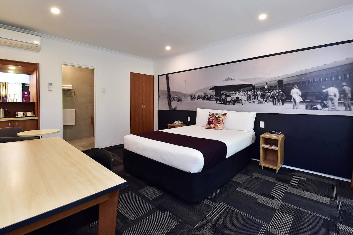 Standard Room, 1 Queen Bed