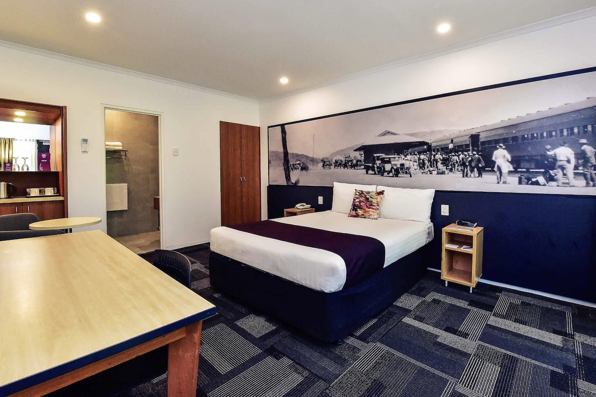 Standard Room, 1 Queen Bed | Minibar, in-room safe, desk, iron/ironing board