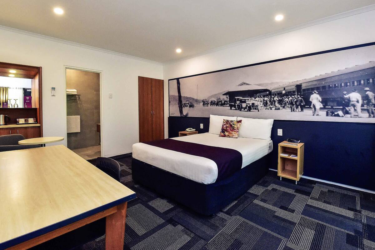 Standard Room, 1 Queen Bed | Minibar, in-room safe, desk, iron/ironing board