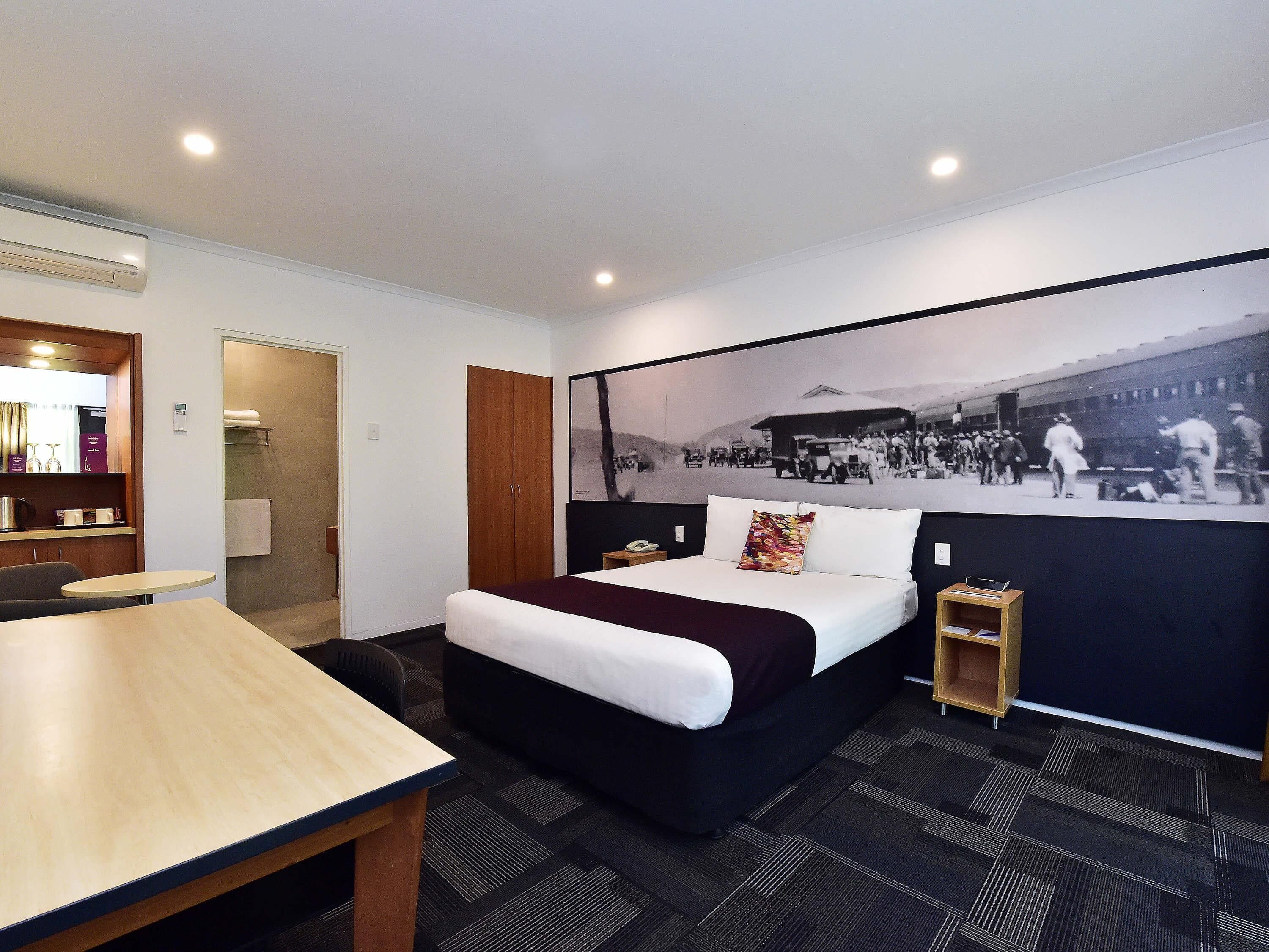Standard Room, 1 Queen Bed | Minibar, in-room safe, desk, iron/ironing board