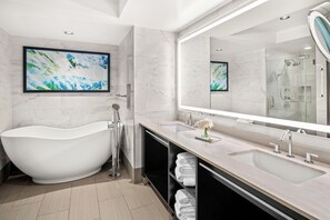 Suite, 1 cama King size, vista al campo de golf (Suite Golf View King Bed) | Baño | Amenidades de baño ecológicas, secadora de cabello, toallas 