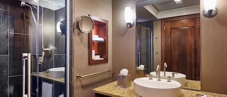 Une salle de bain moderne avec une douche à parois de verre, un meuble-lavabo et un miroir.